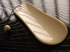 とても人気の象牙耳かき。使いやすい長さ10センチの象牙の靴べら!デスク回りに置いてください。洒落た象牙ペーパーナイフ!GIFTに最適です。 とても人気の象牙耳かき。使いやすい長さ10センチの象牙の靴べら!デスク回りに置いてください。洒落た象牙ペーパーナイフ!GIFTに最適です。